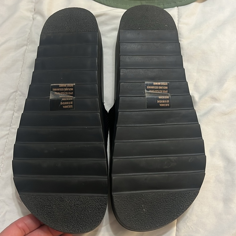 Fabletics Hat and Slides bundle NEW - Picture 3 of 11